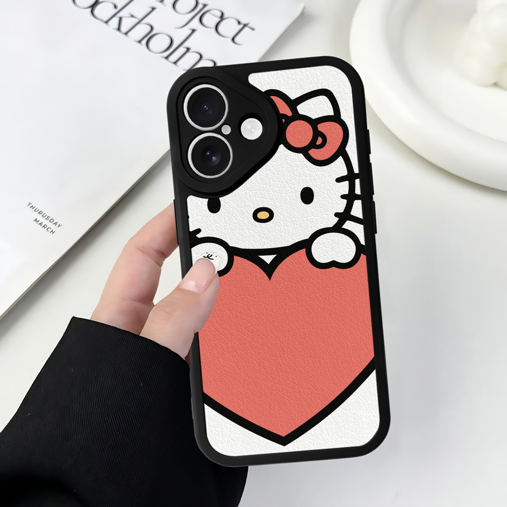 （画像用） Hello Kitty ハローキティ 【iPhone 16シリーズ対応】シリコンスマホケース（レザー調） 材質：シリコン